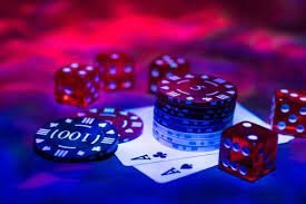 Live dealer casino dengan pemandangan meja blackjack dan kartu terbalik siap dimainkan